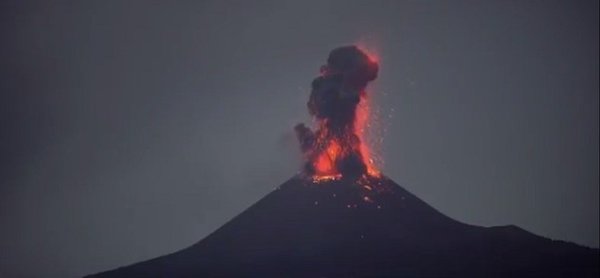 El Krakatoa entra en erupción | Noticias Paraguay