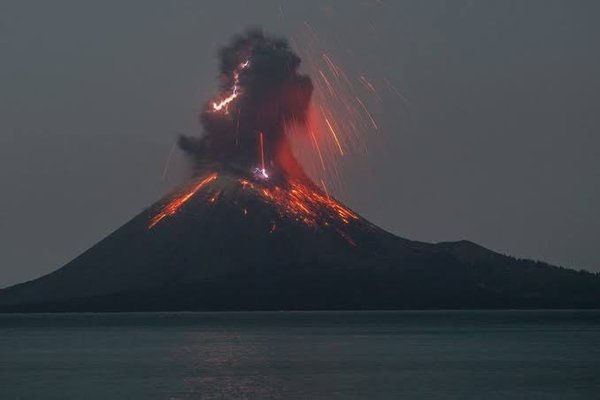 El volcán Krakatoa entra en erupción en Indonesia - ADN Paraguayo