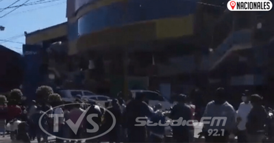 Más de 300 personas forman fila para entrar a un local, sin respetar distancia