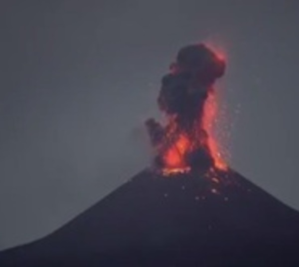 El Krakatoa entra en erupción - Paraguay.com