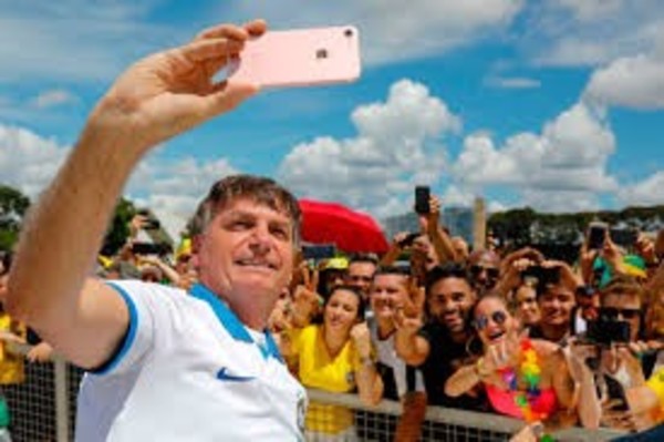 Bolsonaro a los abrazos y 'selfies' en las calles, mientras en Brasil ya hay más de 1.000 muertos por Covid-19