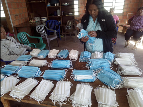 MUJERES INDÍGENAS ELABORARON TAPABOCAS PARA SU COMUNIDAD