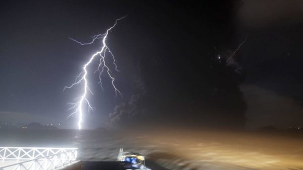 Miles de filipinos son evacuados, lluvia volcánica cae en Manila