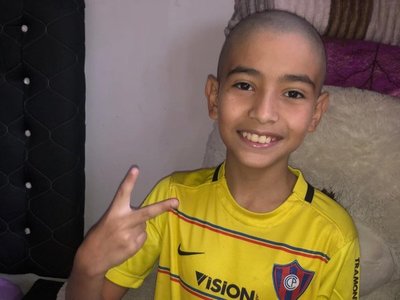 Primero como su mami y ahora como Mazzoleni: niño se rapó la cabeza