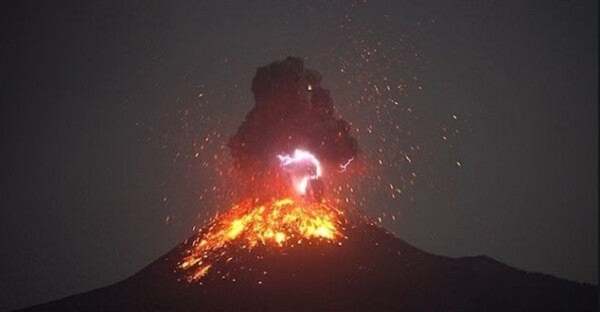 Hace erupción el legendario volcán Krakatoa de Indonesia