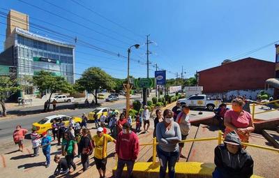 Reportan compras masivas y violación de la cuarentena en sábado santo