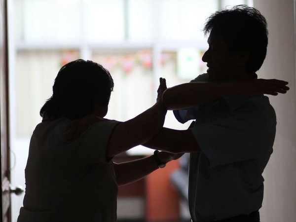 Golpeó a su ex, que le dio trabajo en un telo