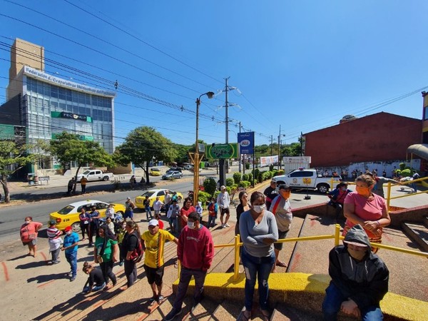 Denuncian aglomeración: más de 200 personas hicieron fila para entrar a un supermercado