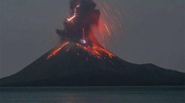 HOY / El volcán indonesio hijo del Krakatoa expulsa nubes de ceniza, humo y magma