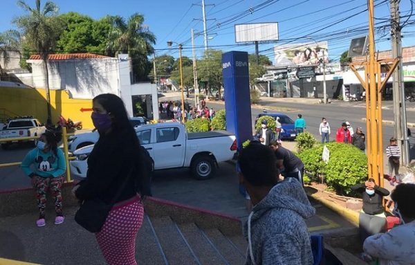 Beneficiarios de Ñangareko se aglomeran frente a supermercado