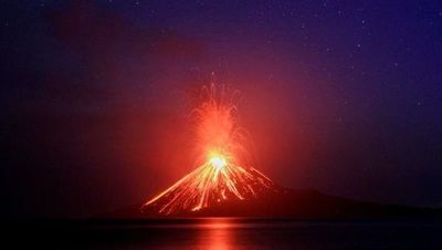 El volcán indonesio hijo del Krakatoa expulsa nubes de ceniza, humo y magma » Ñanduti