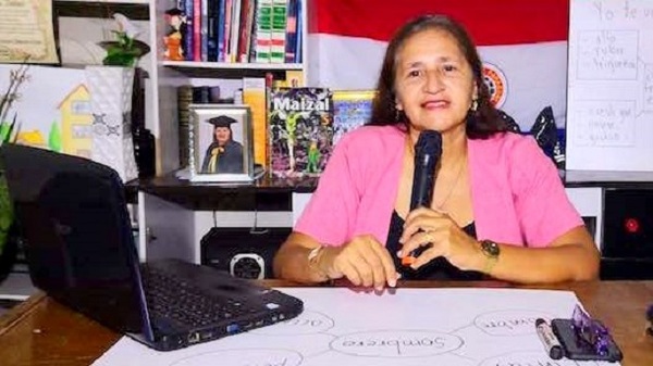 Maestra capiateña da clases por YouTube a sus alumnitos