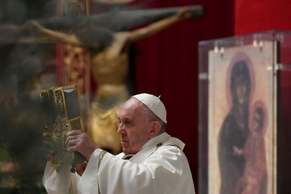 El papa pide mantener la esperanza durante esta pandemia en misa Sábado Santo - Mundo - ABC Color