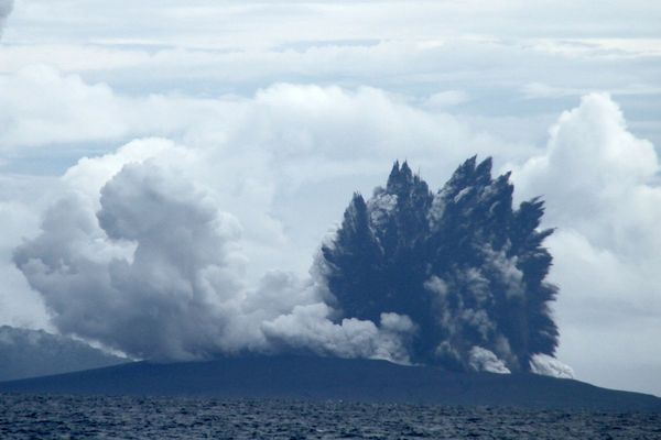 El “hijo” del volcán Krakatau expulsa ceniza, magma y humo