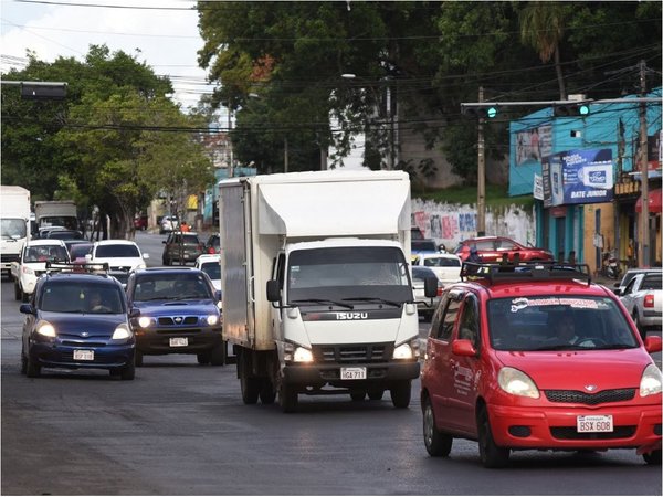 Más sectores se suman a la actividad laboral en medio de fuertes controles