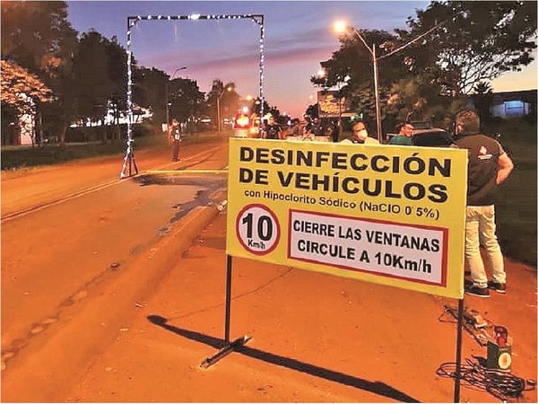 Con barreras de desinfección luchan contra la propagación del Covid-19