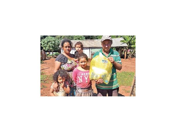 Mil familias de José Fassardi recibieron kits de alimentos