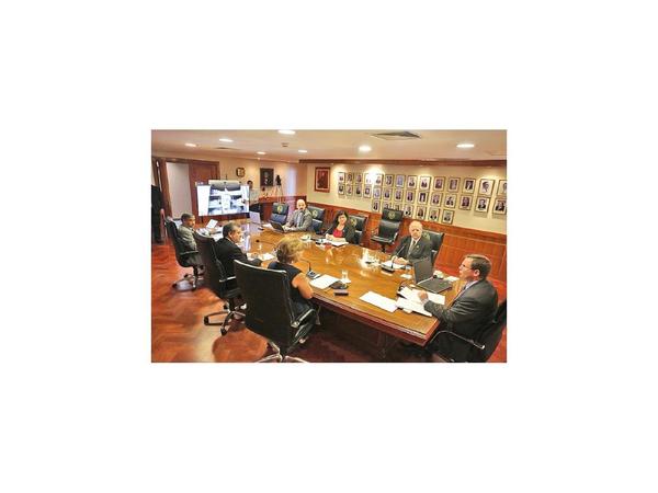 Abogado afirma que buscan sacarlo de carrera por el CM