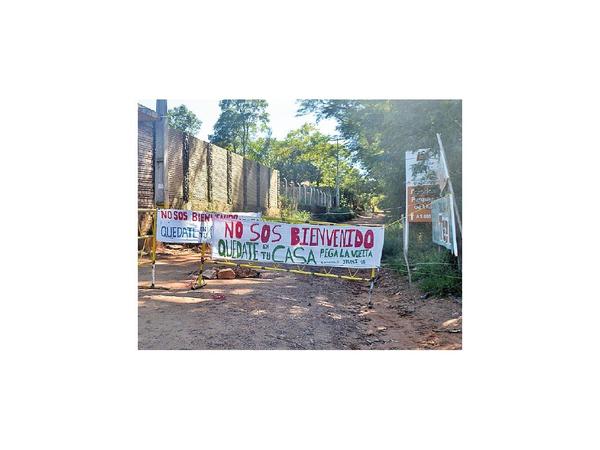 Pobladores de barrios caacupeños impiden ingreso a los visitantes