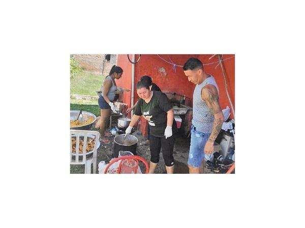 En medio de entrenamientos ayuda a niños carapegüeños