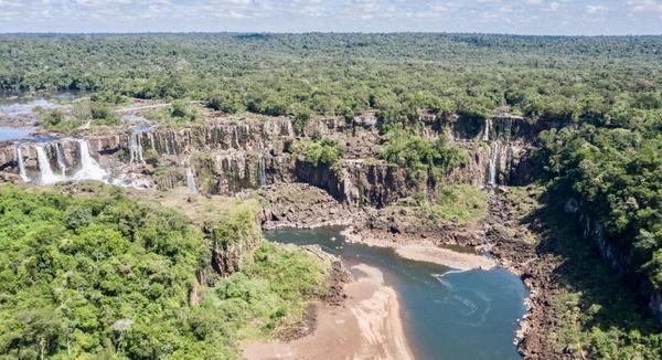 Desoladora postal de las Cataratas del Iguazú por poca agua y nada de turistas - ADN Paraguayo