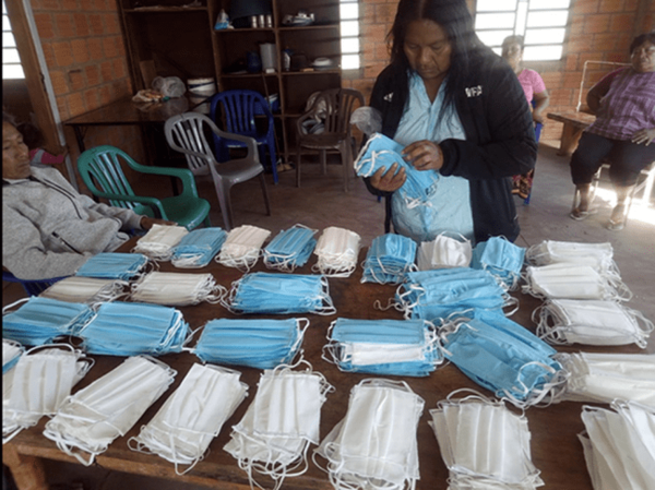 Mujeres confeccionan tapabocas para sus comunidades en Loma Plata - Paraguay Informa