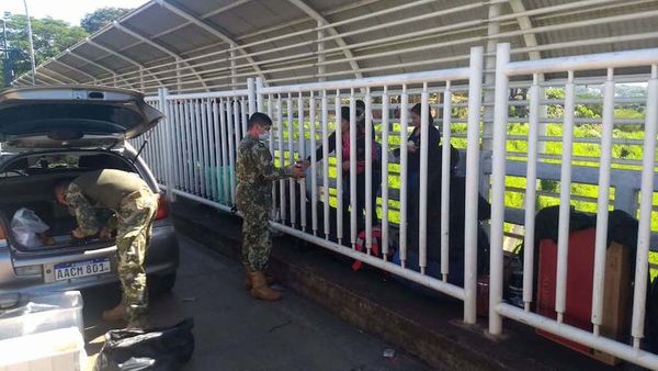 Cerca de 150 paraguayos varados en el Puente de la Amistad