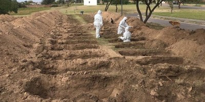 CAVAN CIENTOS DE FOSAS EN UN CEMENTERIO DE CÓRDOBA PARA ANTICIPARSE A LA PANDEMIA