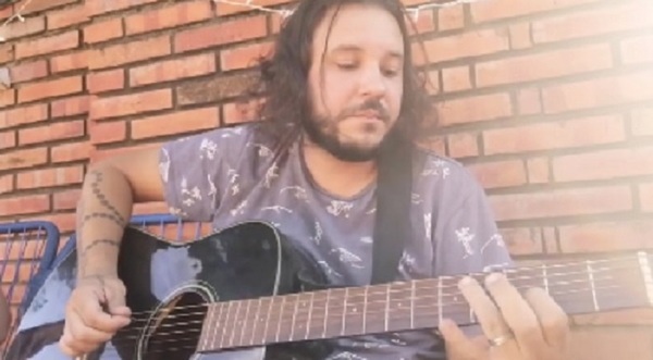 José Ayala cantó un tema de 'Red Hot Chili Peppers'