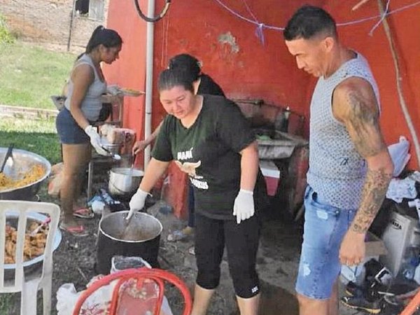 En medio de entrenamientos ayuda a niños carapegüeños