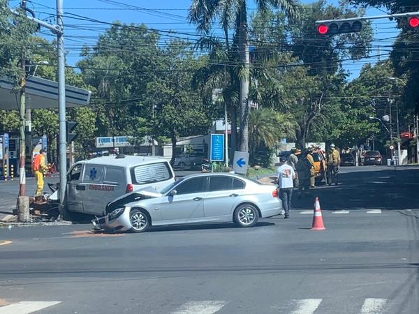 Choque entre un auto y una ambulancia sobre la avenida Mariscal López » Ñanduti