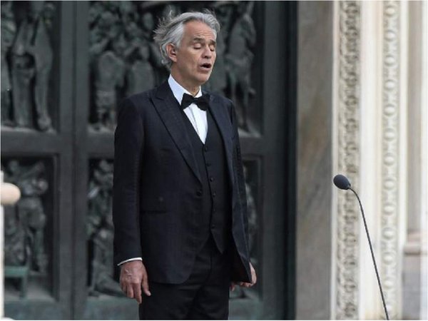 Bocelli llena la desierta catedral de Milán de música para la esperanza