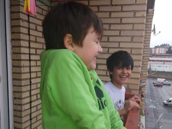 VIDEO: Bomberos sorprenden a un niño paraguayo