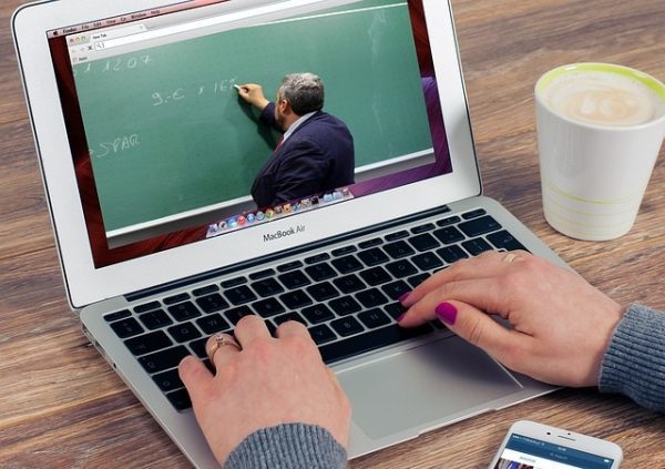 Universidades privadas proponen educación a distancia