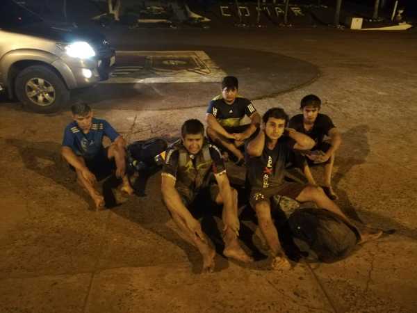 Intentan CRUZAR nadando el río PARANA y son DETENIDOS