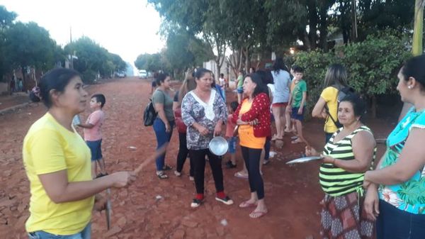 Cacerolazo contra el hambre en un asentamiento de CDE - ABC en el Este - ABC Color