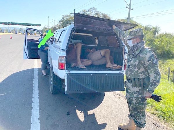 Venían ¡entre siete! en una camioneta y hule | Crónica