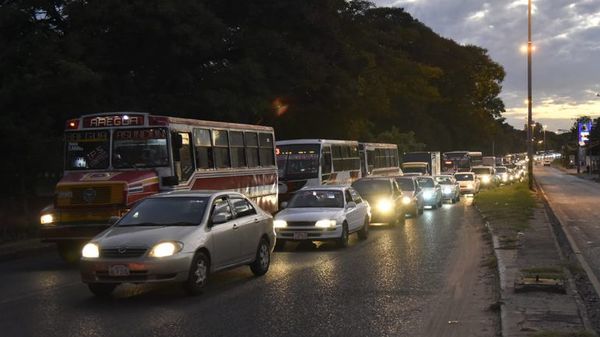 ¿Cuarentena “flexible”? Aumenta flujo de vehículos y hay miles de personas en las calles - Nacionales - ABC Color