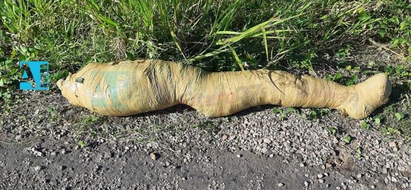 Hallan cuerpo envuelta en cinta de embalar