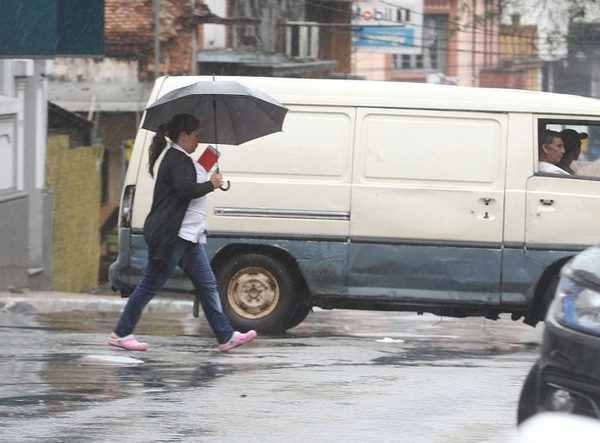 Lluvias y ocasionales tormentas se darían en la tarde de este lunes, anuncia Meteorología