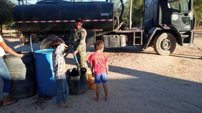 Durante la cuarentena la sequía aprieta y los militares acarrean agua en Toro Pampa