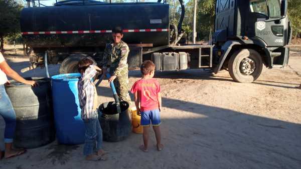 Durante la cuarentena la sequía aprieta y los militares acarrean agua en Toro Pampa