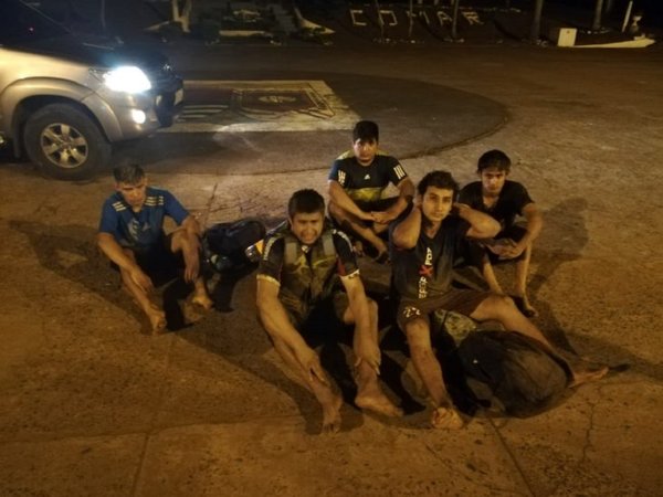 PARAGUAYOS DETENIDOS POR INTENTAR CRUZAR A NADO Y EN CANOA AL BRASIL