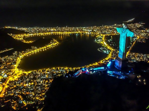 El Cristo de Río se "viste" de médico en homenaje al personal sanitario