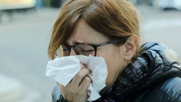 HOY / COVID-19:  “Tos de perro” e inapentencia son síntomas que lo diferencian del resfrío y la gripe