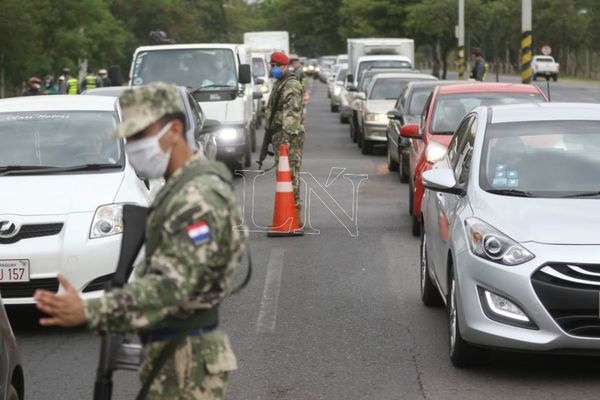 Reportan larga fila de vehículos durante controles en accesos a la capital