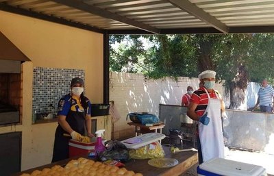 Con una gran olla popular, el Cristóbal Colón asiste a su hinchada