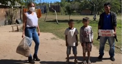 Dahiana Bresanovich fue hasta una comunidad para entregar su aporte solidario 