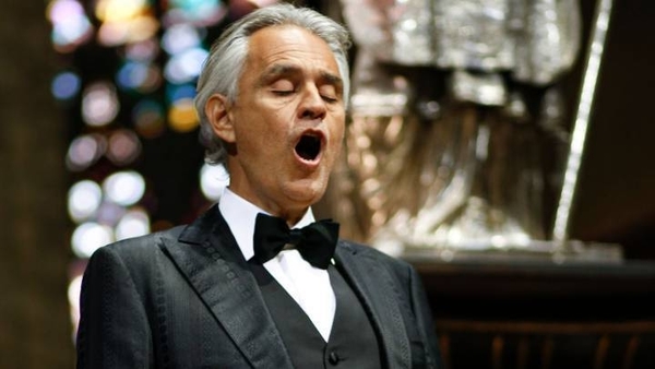 HOY / Bocelli llena la desierta catedral de Milán de música para la esperanza