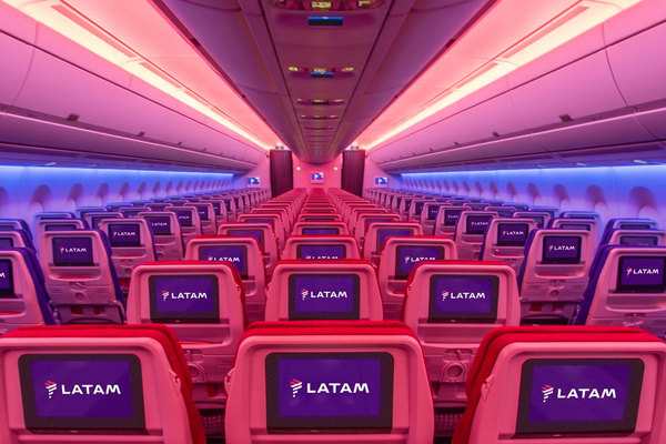 Latam suspende todos sus vuelos internacionales por la pandemia de COVID-19